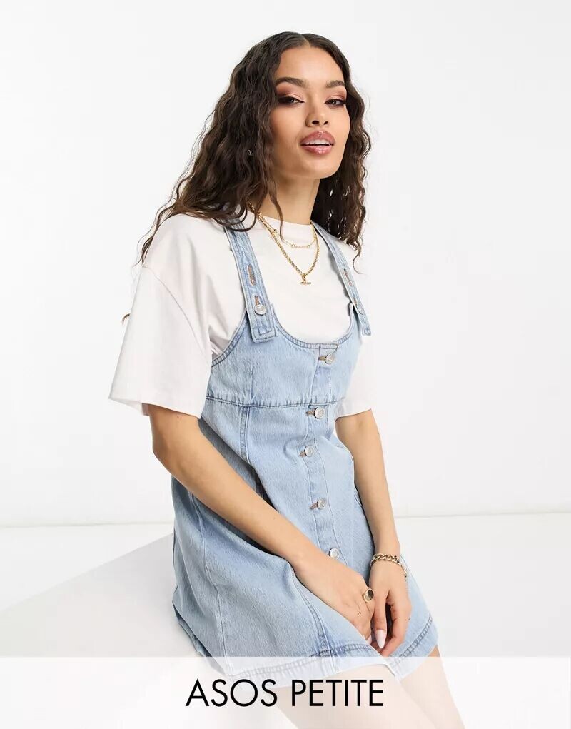 

Голубое джинсовое платье-фартук с пуговицами ASOS DESIGN Petite