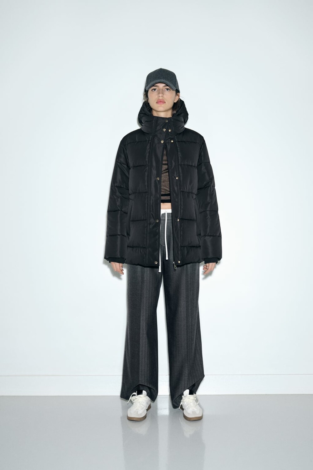 

Стеганое пальто с капюшоном ZARA, черный
