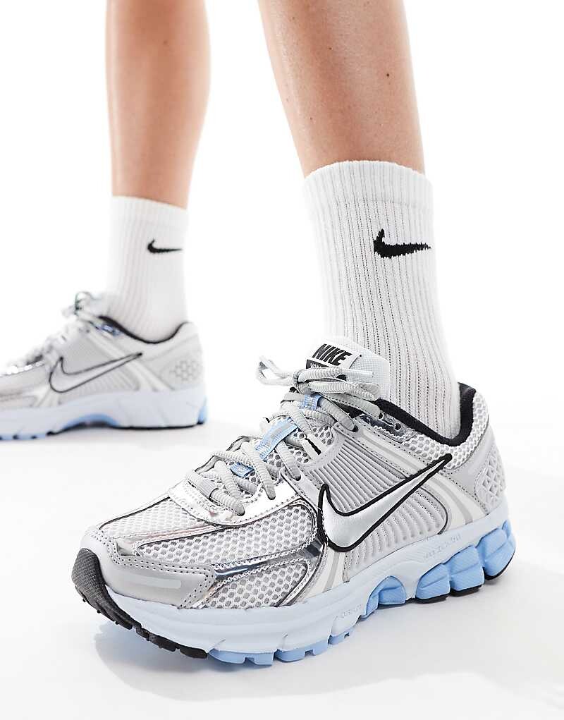 

Nike – Zoom Vomero 5 – серебряные спортивные туфли на синей подошве