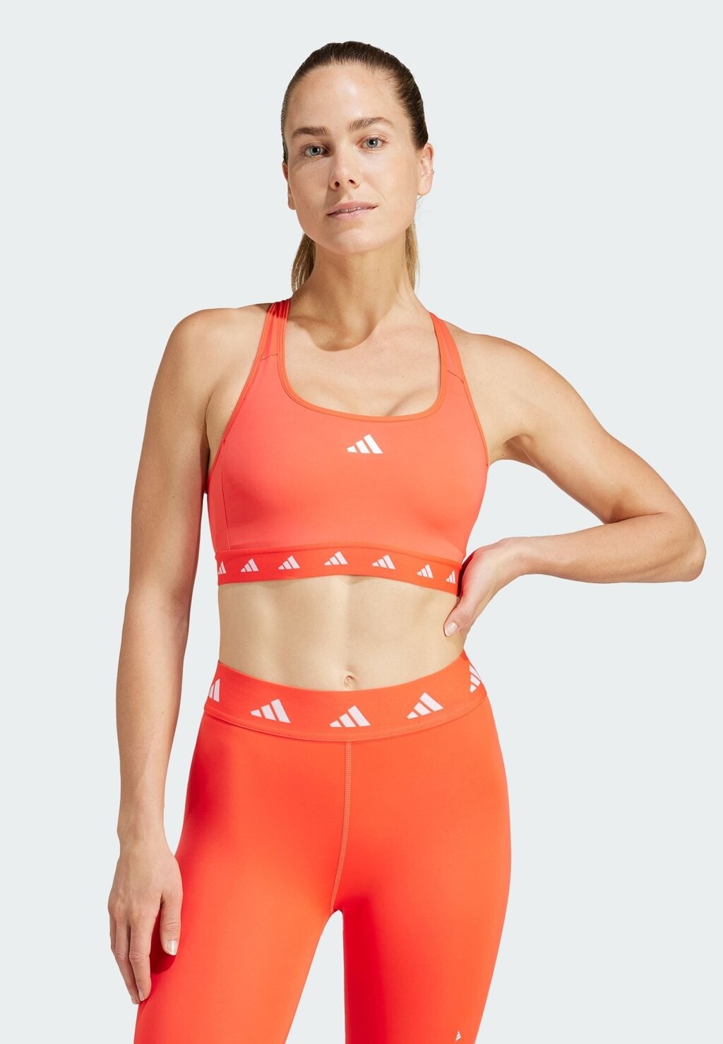 

Спортивный бюстгальтер со средней поддержкой. adidas Performance, красный