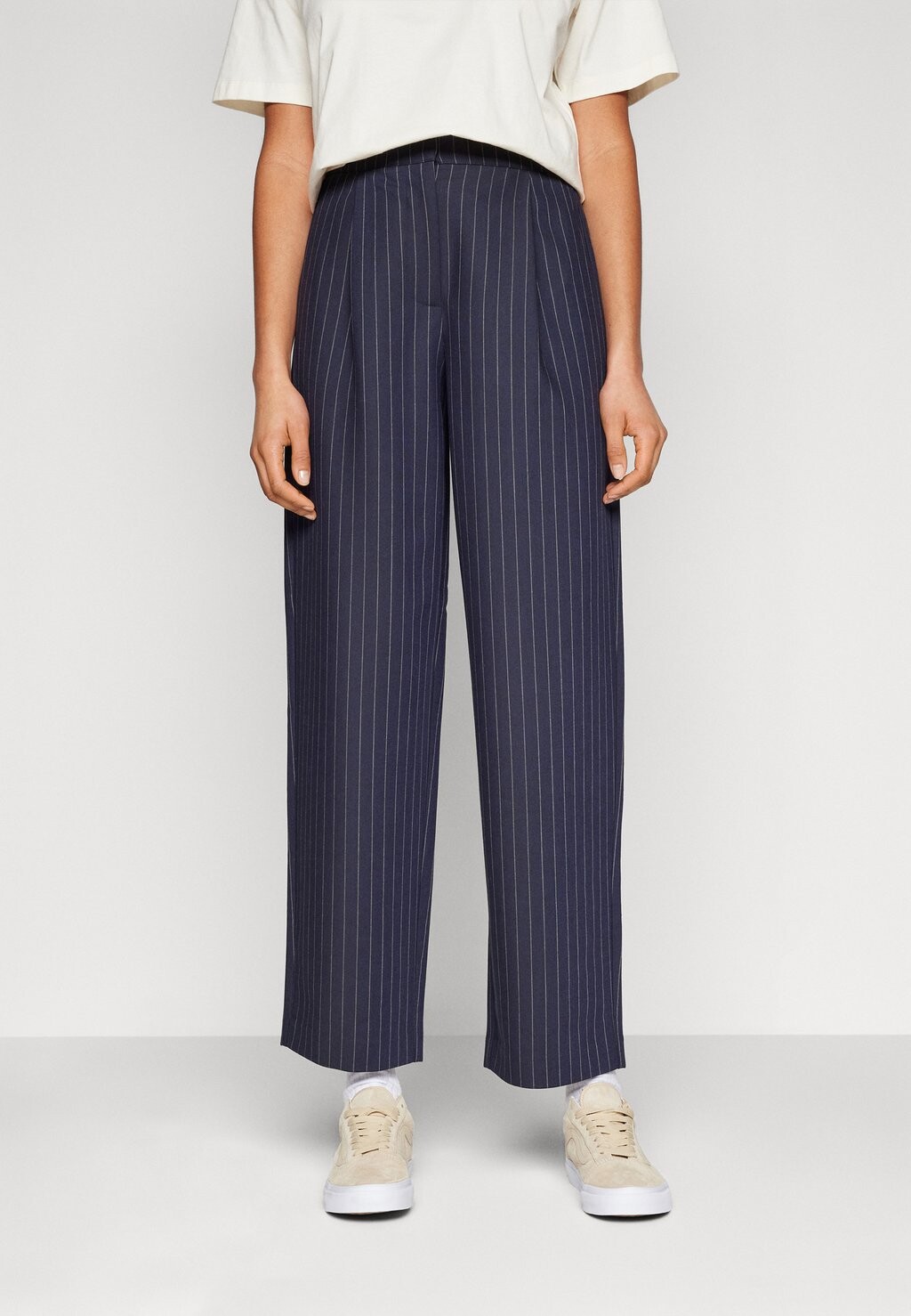 

Брюки Yaspin Lou Pinstripe Pant YAS, цвет dress bluesstripes/star white