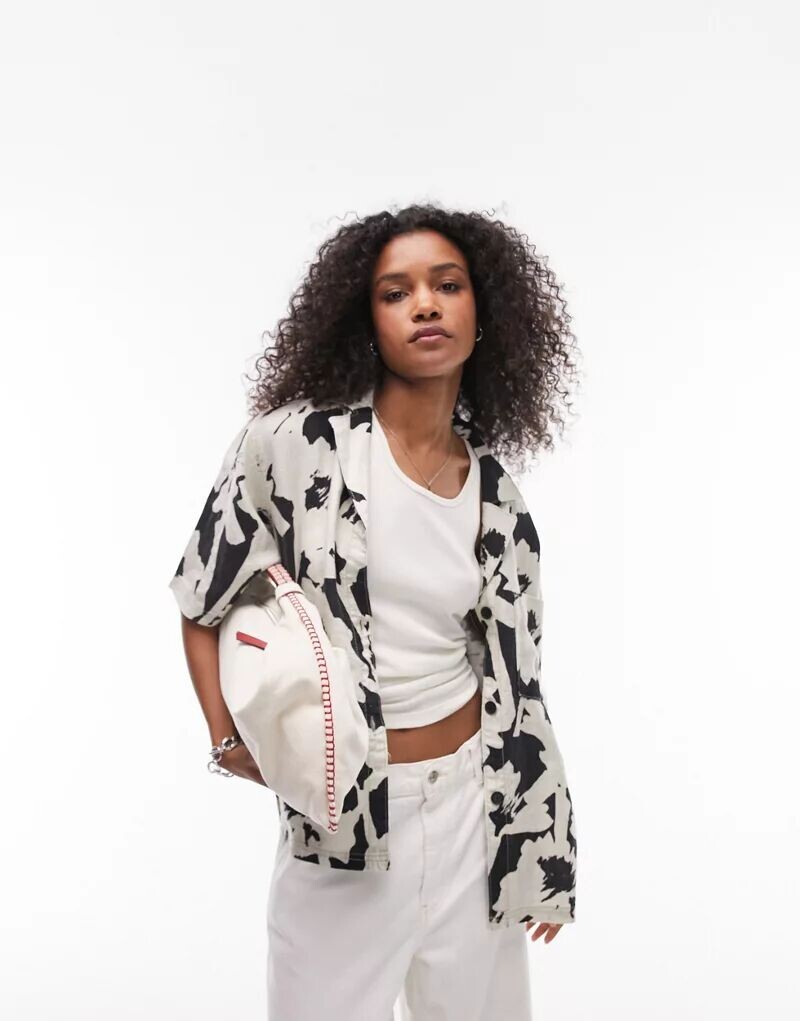 

Повседневная блузка-рубашка Topshop в черно-белом цветочном принте