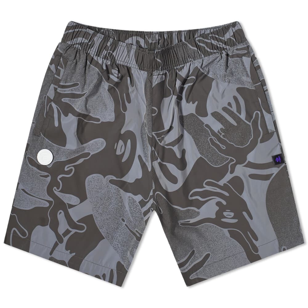 

Метавселенная AAPE, короткометражка, серый