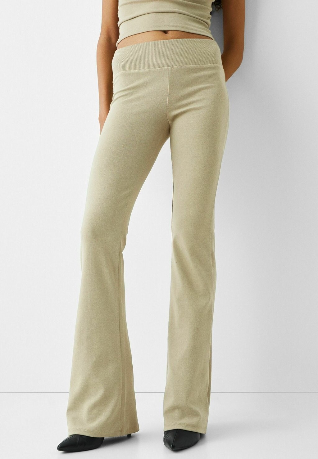 

Брюки Waist Flared Bershka, цвет dark green