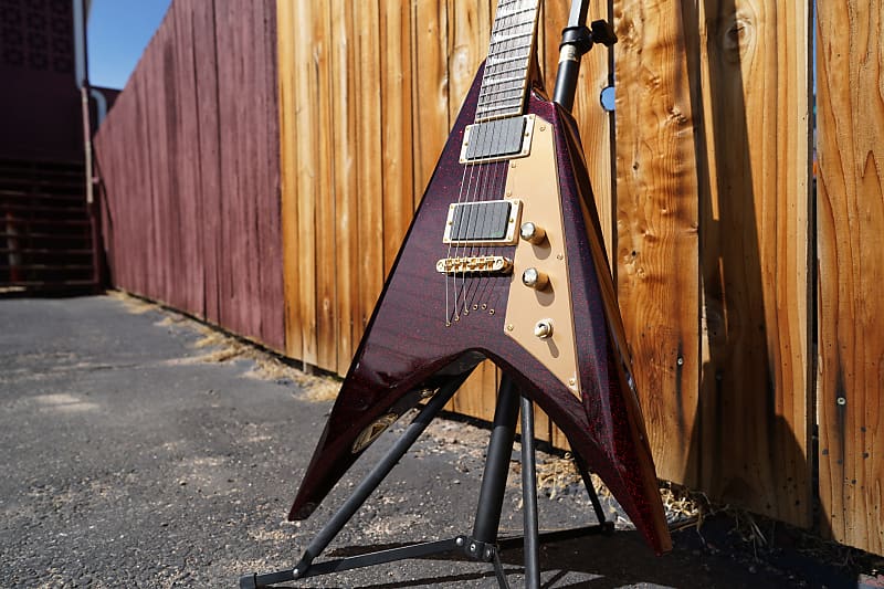 Электрогитара ESP LTD SIGNATURE SERIES Kirk Hammett KH-V - Red Sparkle 6-String Electric Guitar w/ Case