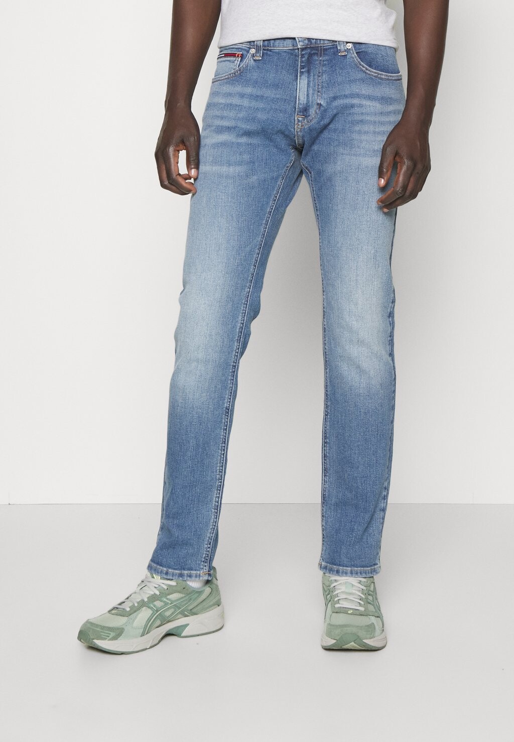 

Джинсы приталенного кроя SCANTON SLIM Tommy Jeans, светлый деним
