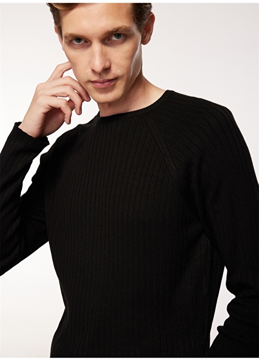 Базовый мужской свитер черного цвета с круглым вырезом - Fabrika