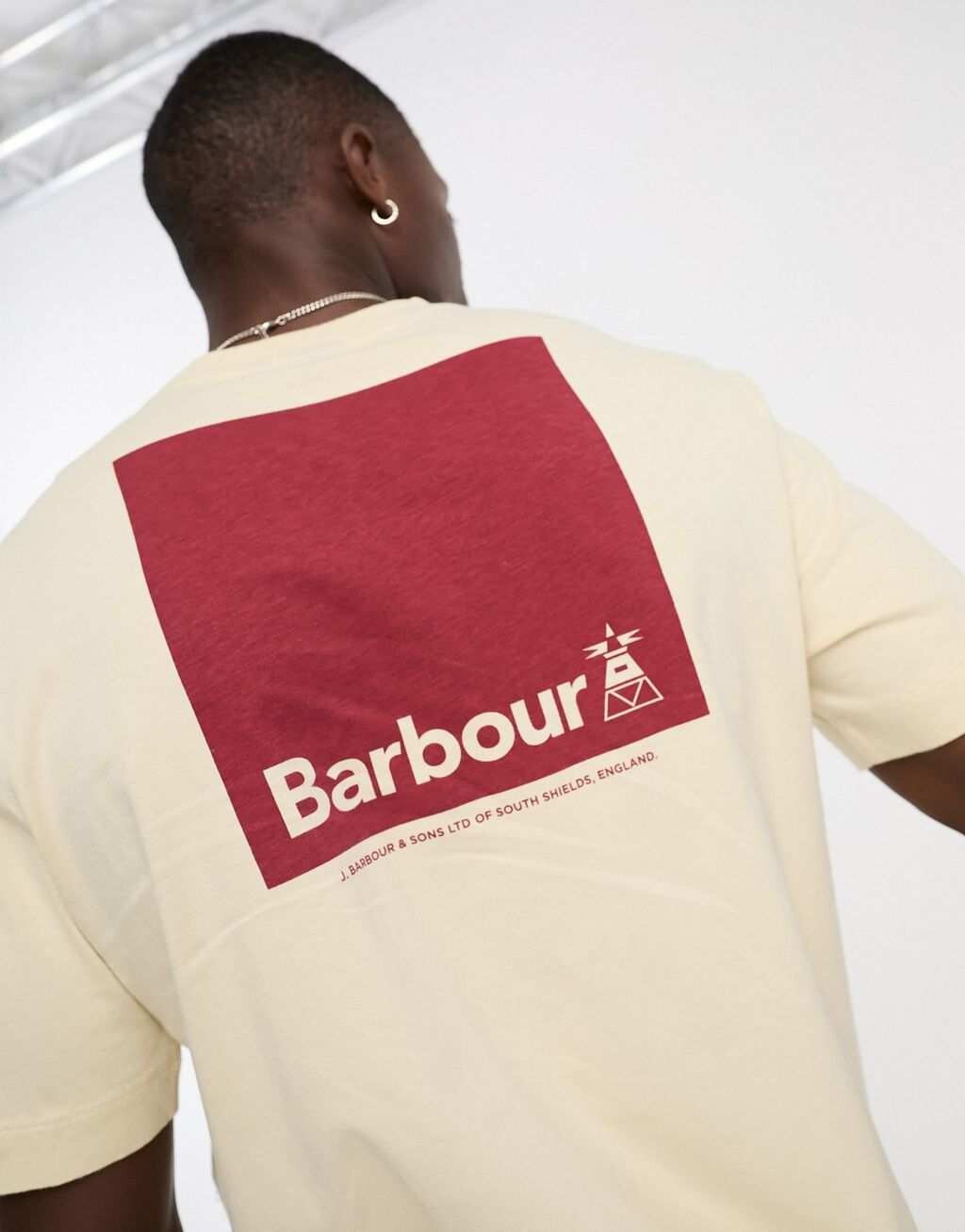 

Бежевая футболка с принтом на спине Barbour Swift, Бежевый