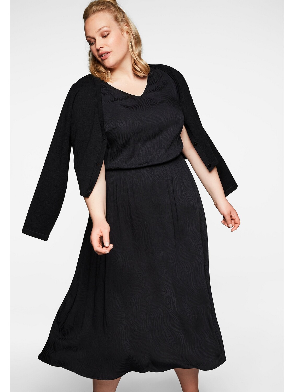 

Платье sheego mit Cardigan, черный