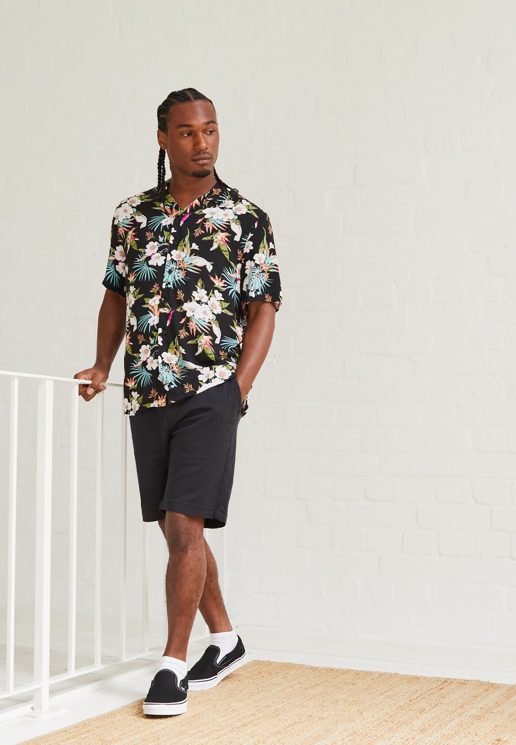Рубашка Aop Resort Urban Classics, цвет blacktropical цена и фото