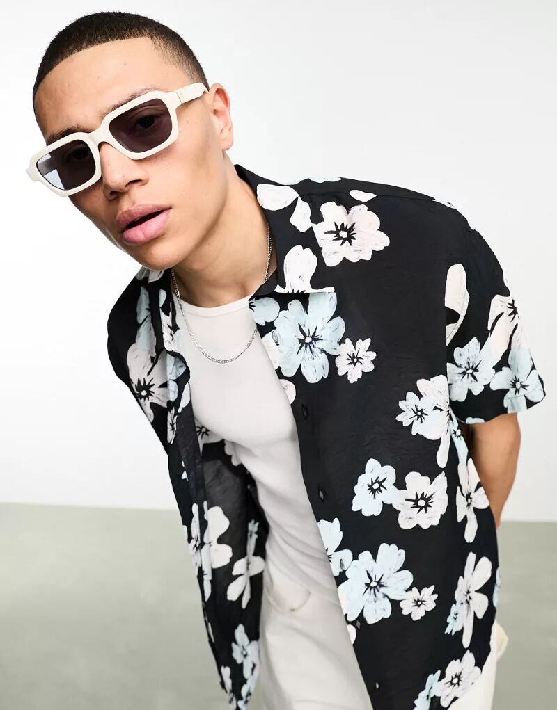 

Черная рубашка с цветочным принтом Bershka