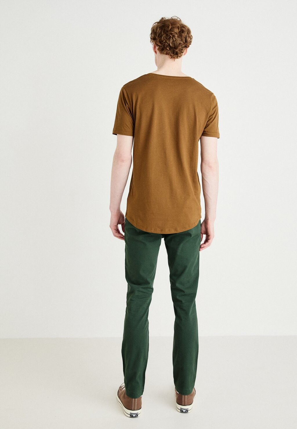 

Простая футболка SHAPED TEE Lee, коричневый