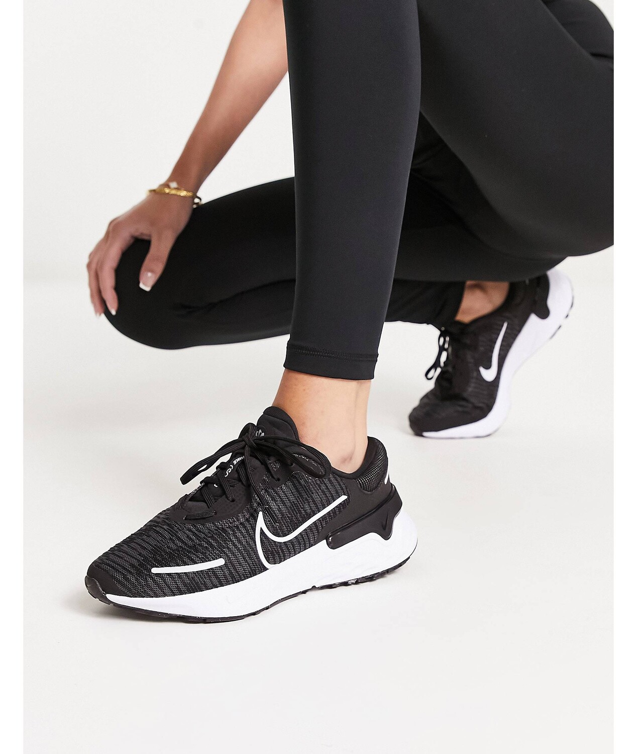 

Черные кроссовки Nike Running Renew Run 4