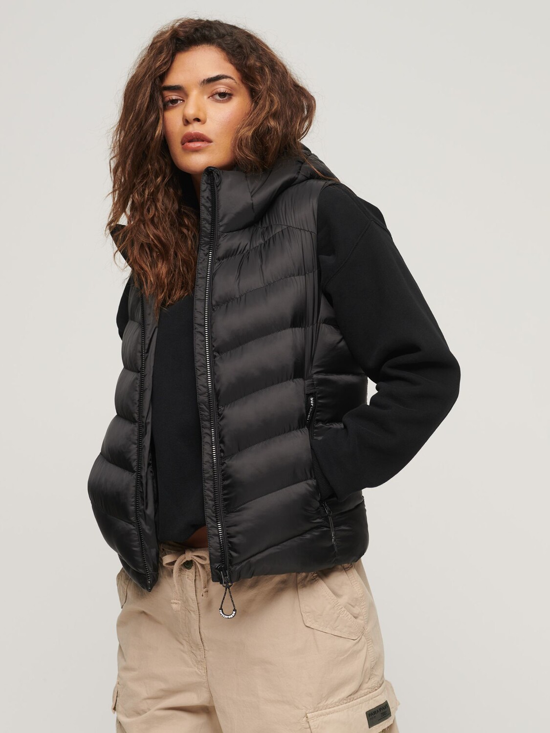 

Утепленный жилет Fuji с капюшоном Superdry, черный