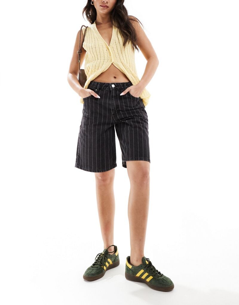 

Длинные джинсовые шорты в черную полоску ASOS DESIGN