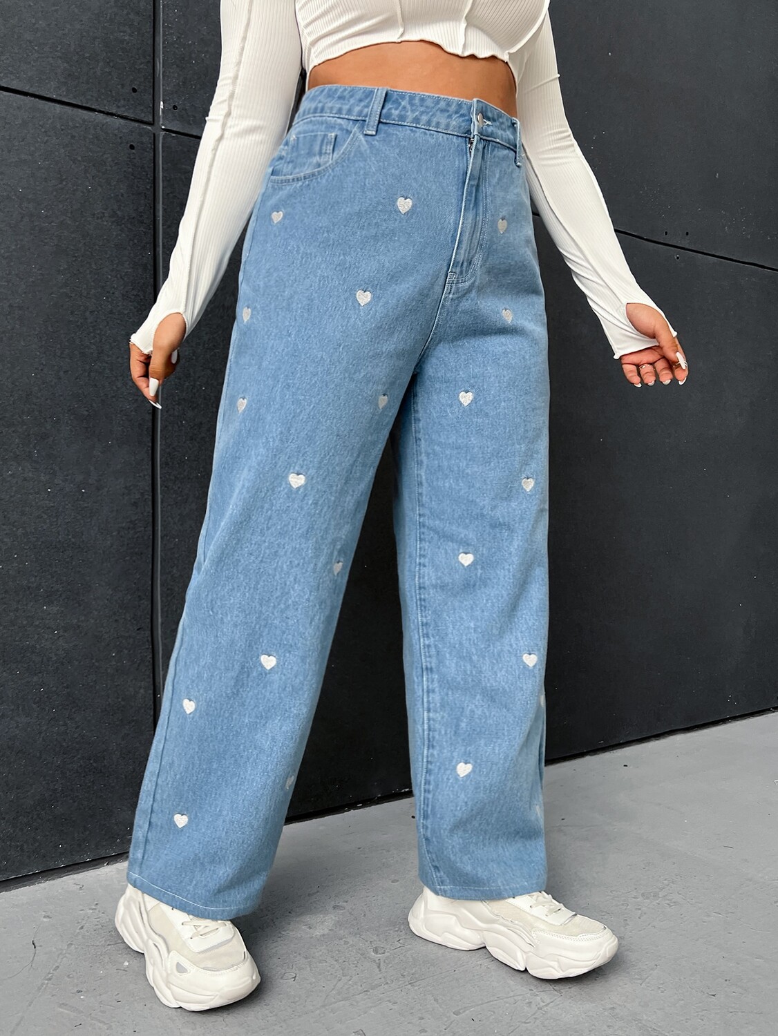 

EZwear Plus Джинсы прямого кроя с вышивкой в ​​виде сердца Shein, светло-голубой
