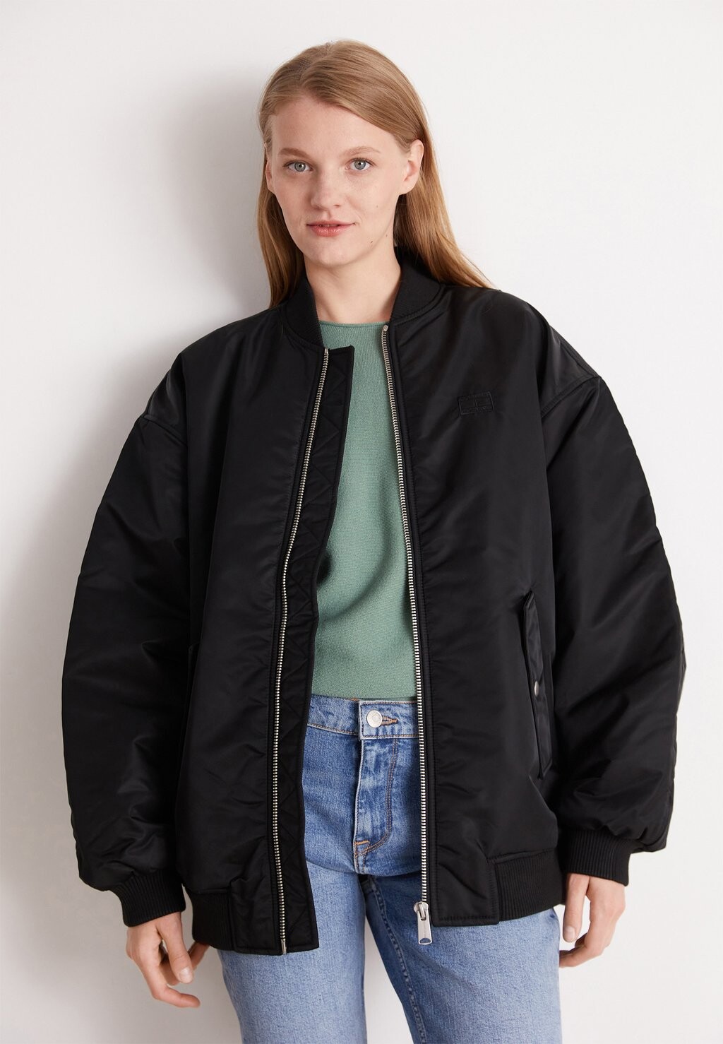 

Куртка Tommy Jeans TJW TONAL APPLIQUE BOMBER, черный