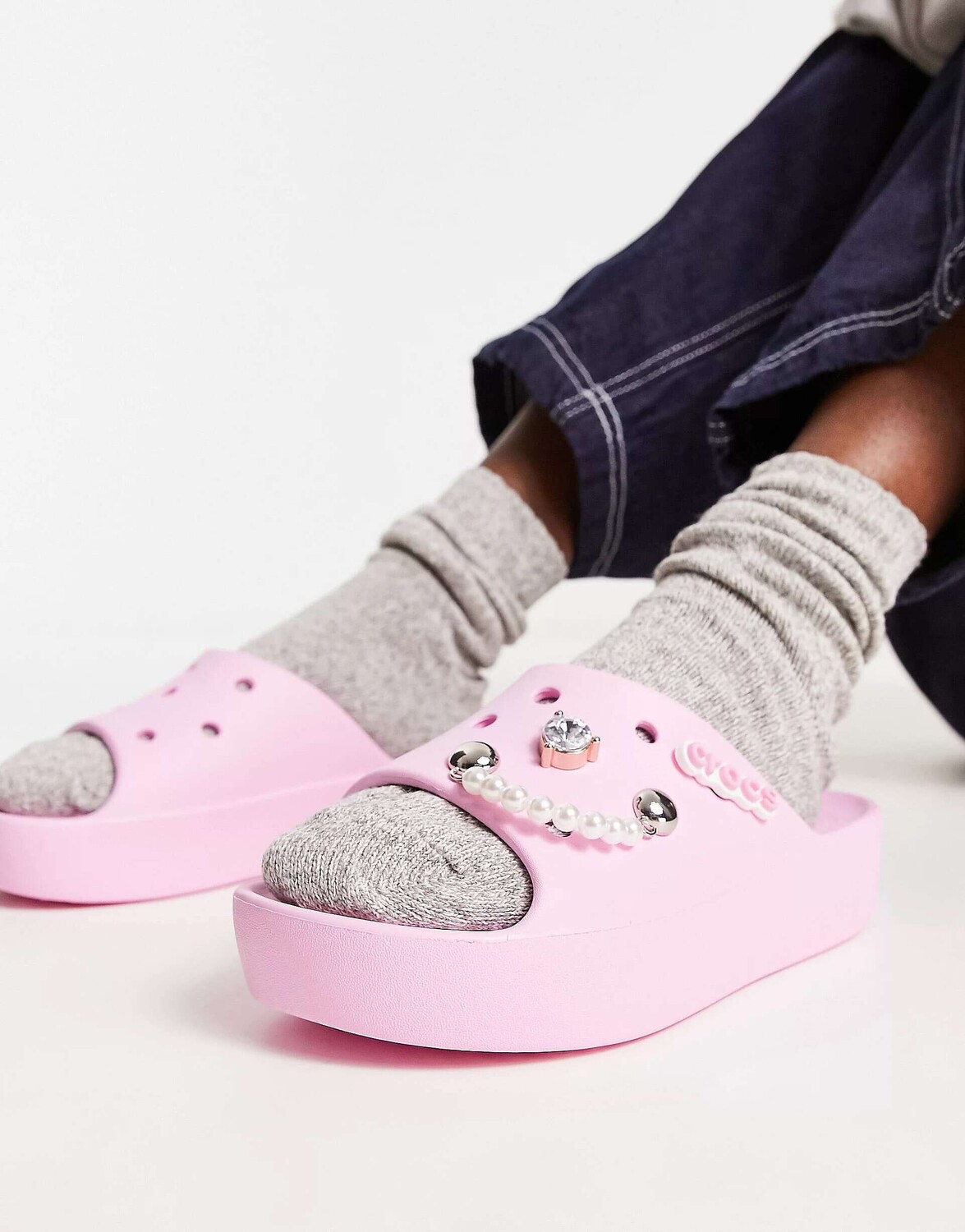 

Сандалии-слайдеры на платформе Crocs с фламинго