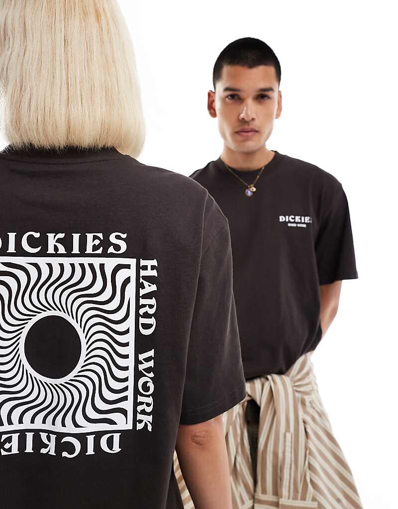 

Темно-коричневая футболка с принтом на спине Dickies Oatfield — эксклюзивно для Asos