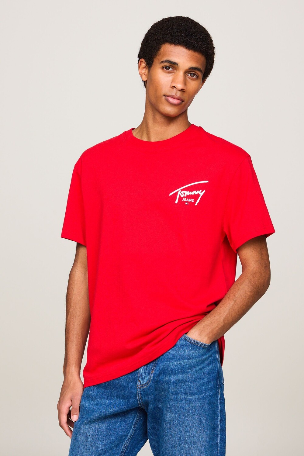 

Джинсы Tommy обычного кроя подходят к футболке с фирменным принтом Tommy Jeans, красный