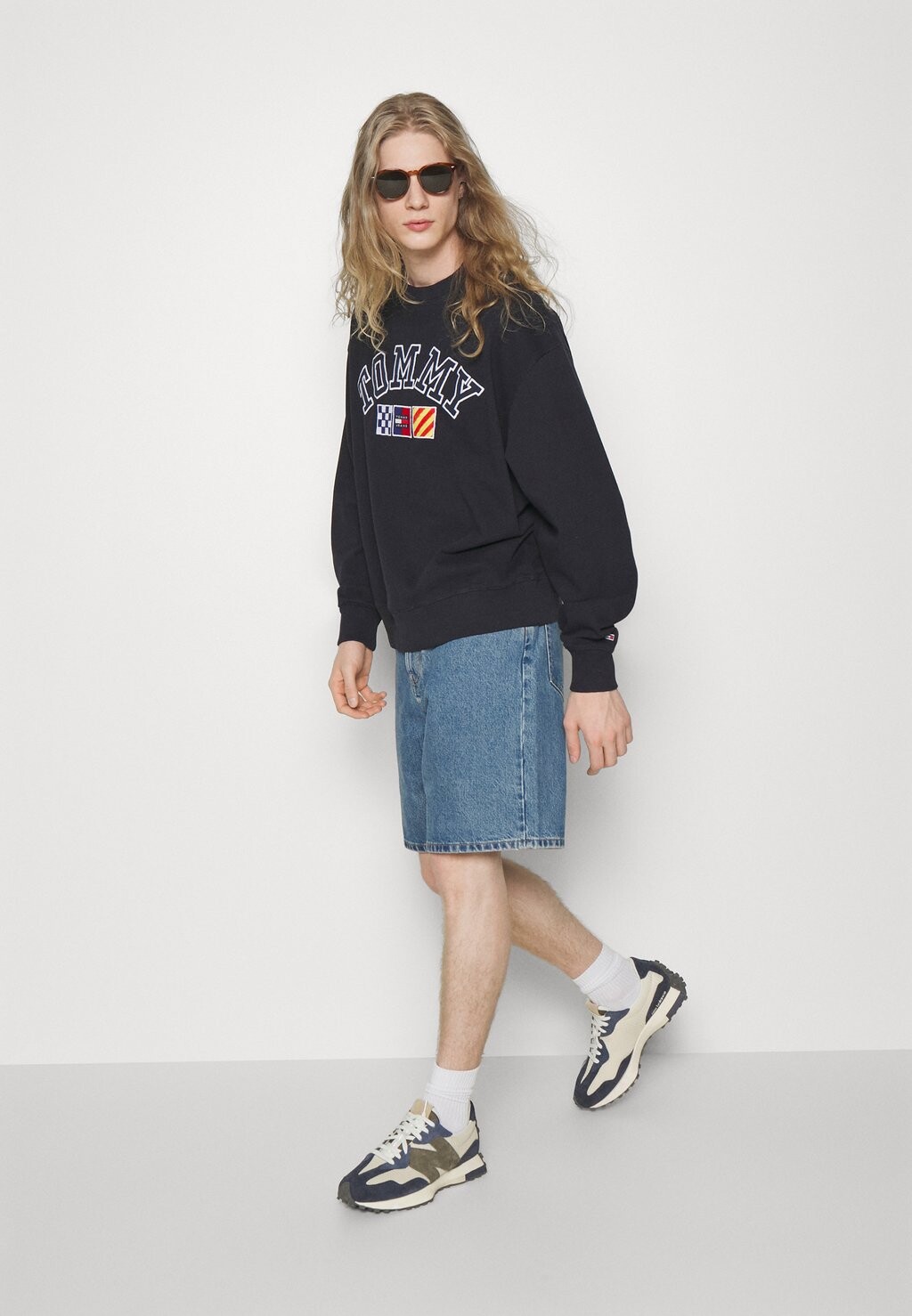 

Толстовка BOXY ARCHIVE CREW UNISEX Tommy Jeans, небо пустыни