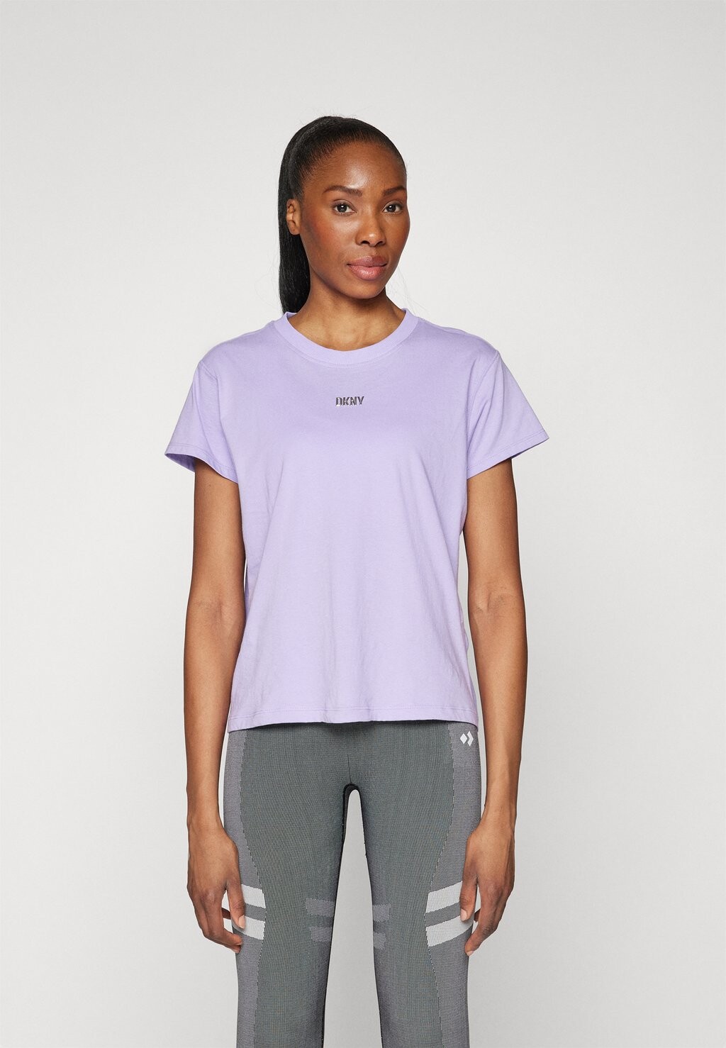 

Базовая футболка METALLIC BUBBLE LOGO KNOT FRONT TEE DKNY, цвет tulip/silver