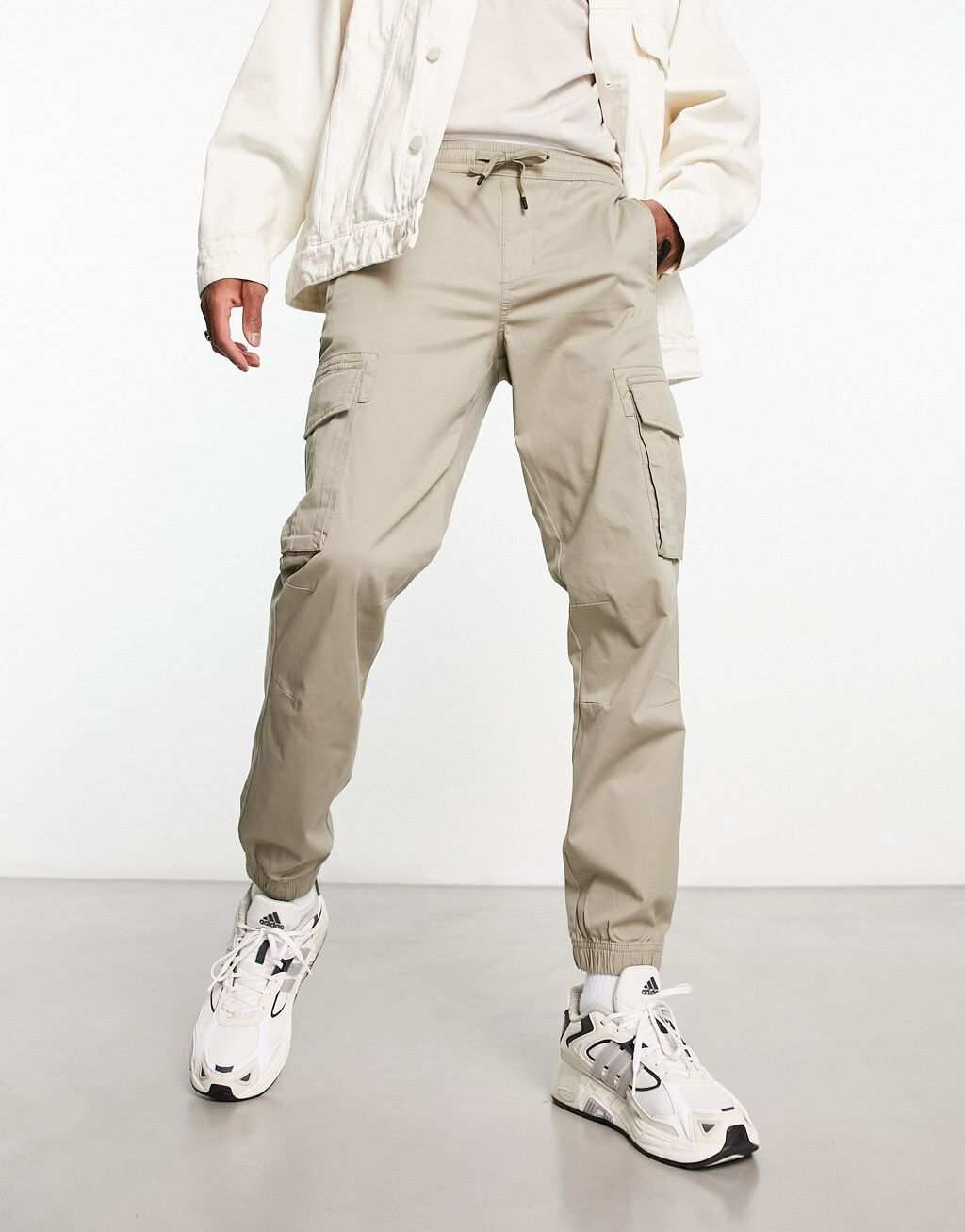 

Бежевый карго с эффектом потертости River Island