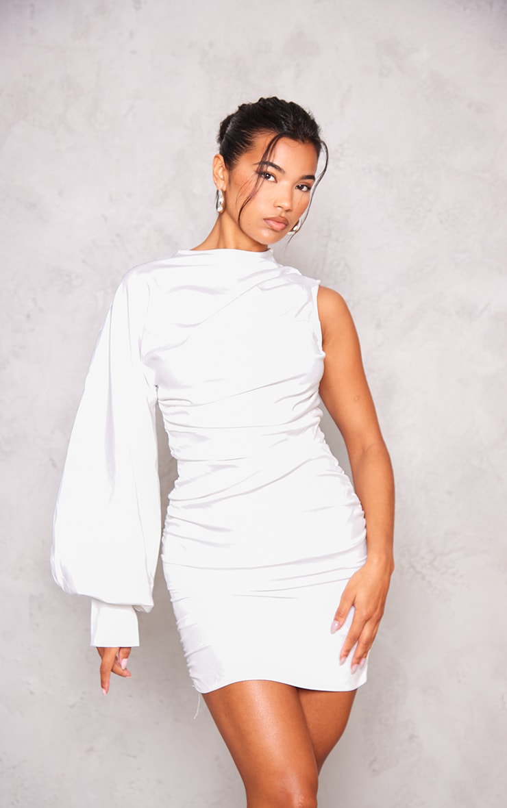 PrettyLittleThing Белое тканое облегающее платье с одним рукавом и рюшами цена и фото