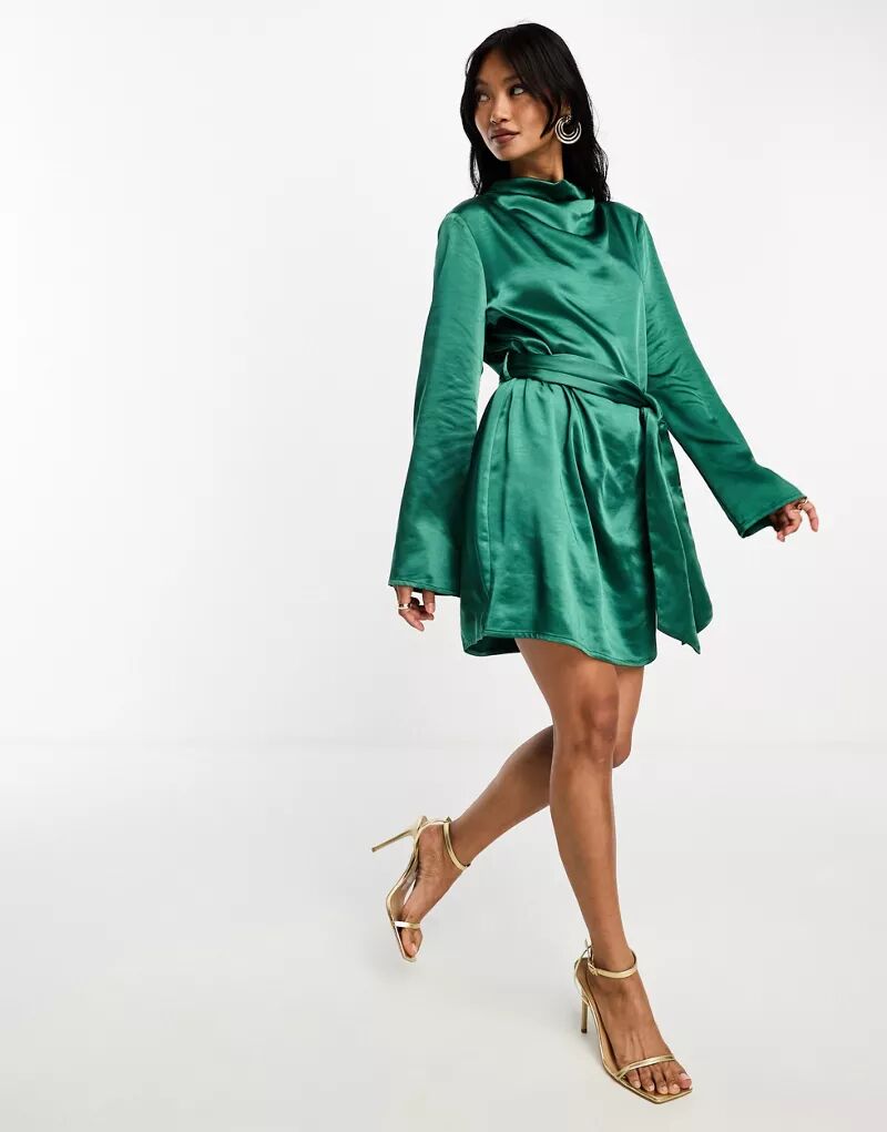 цена Изумрудно-зеленое атласное платье мини с завязкой на талии Pretty Lavish Jayda