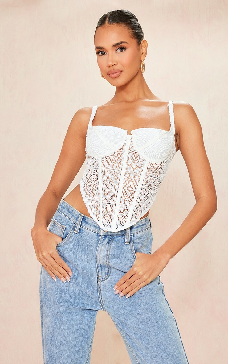 

PrettyLittleThing Белый текстурированный корсет с вышитым бантом