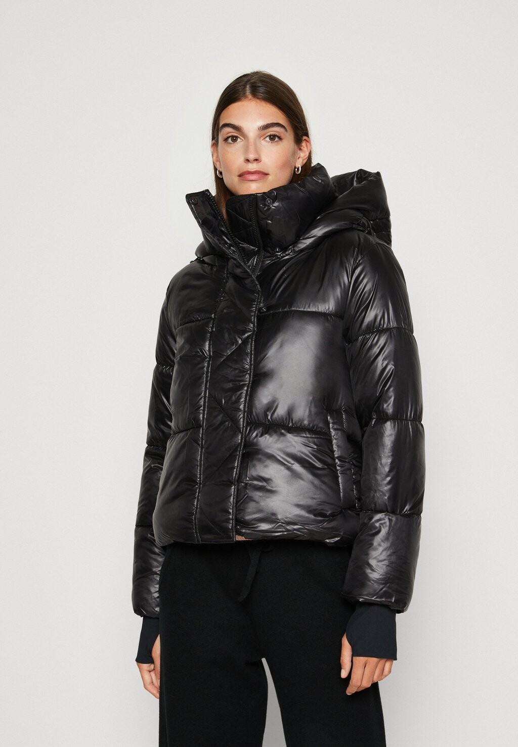 

Куртка зимняя GAP PRIMALOFT CROPPED PUFFER, черный