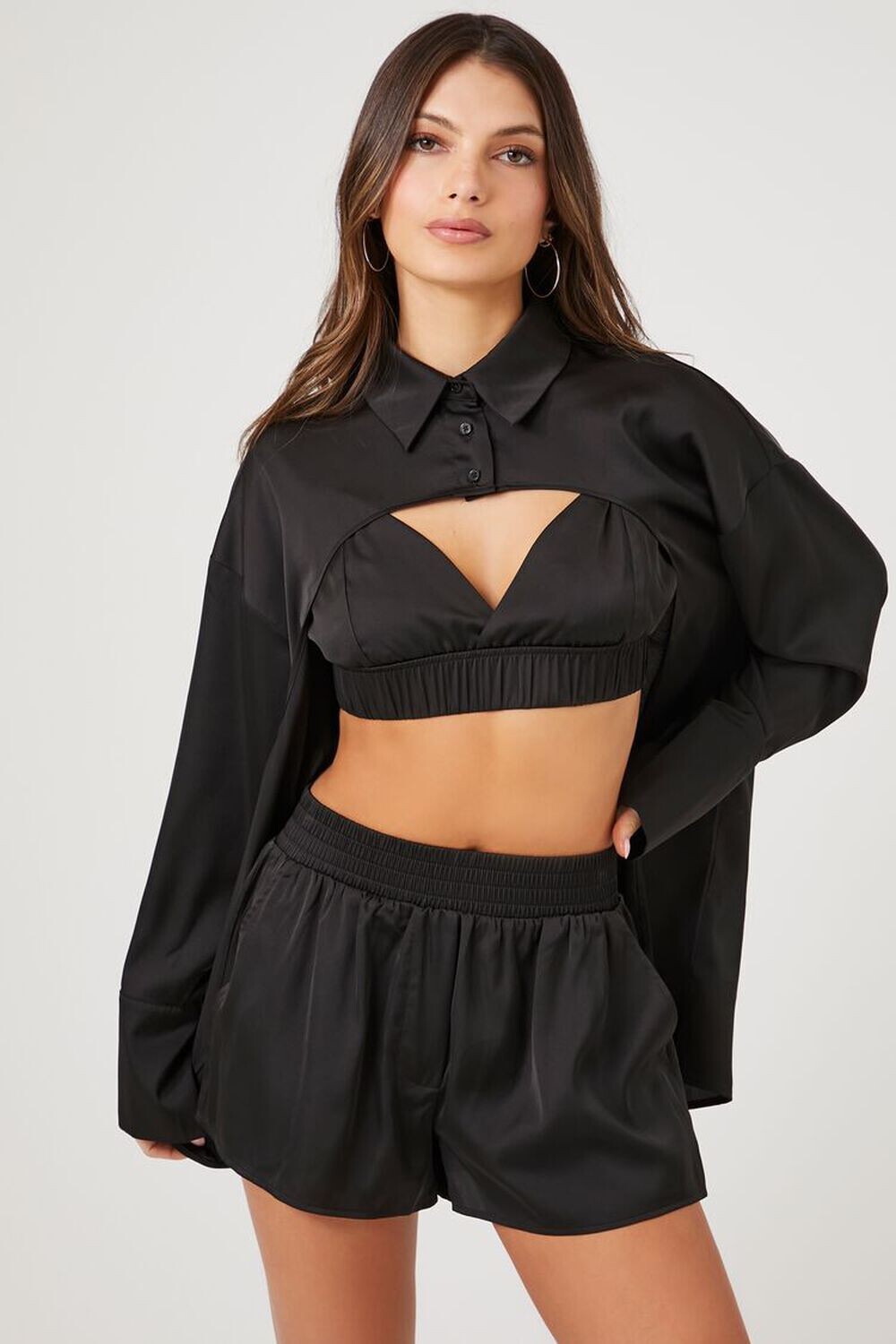 

Атласные шорты со средней посадкой Forever 21, черный