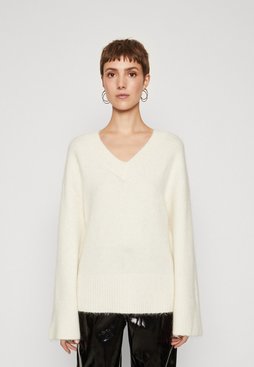 

Свитер СВИТЕР С V-образным вырезом Gina Tricot, теплый белый