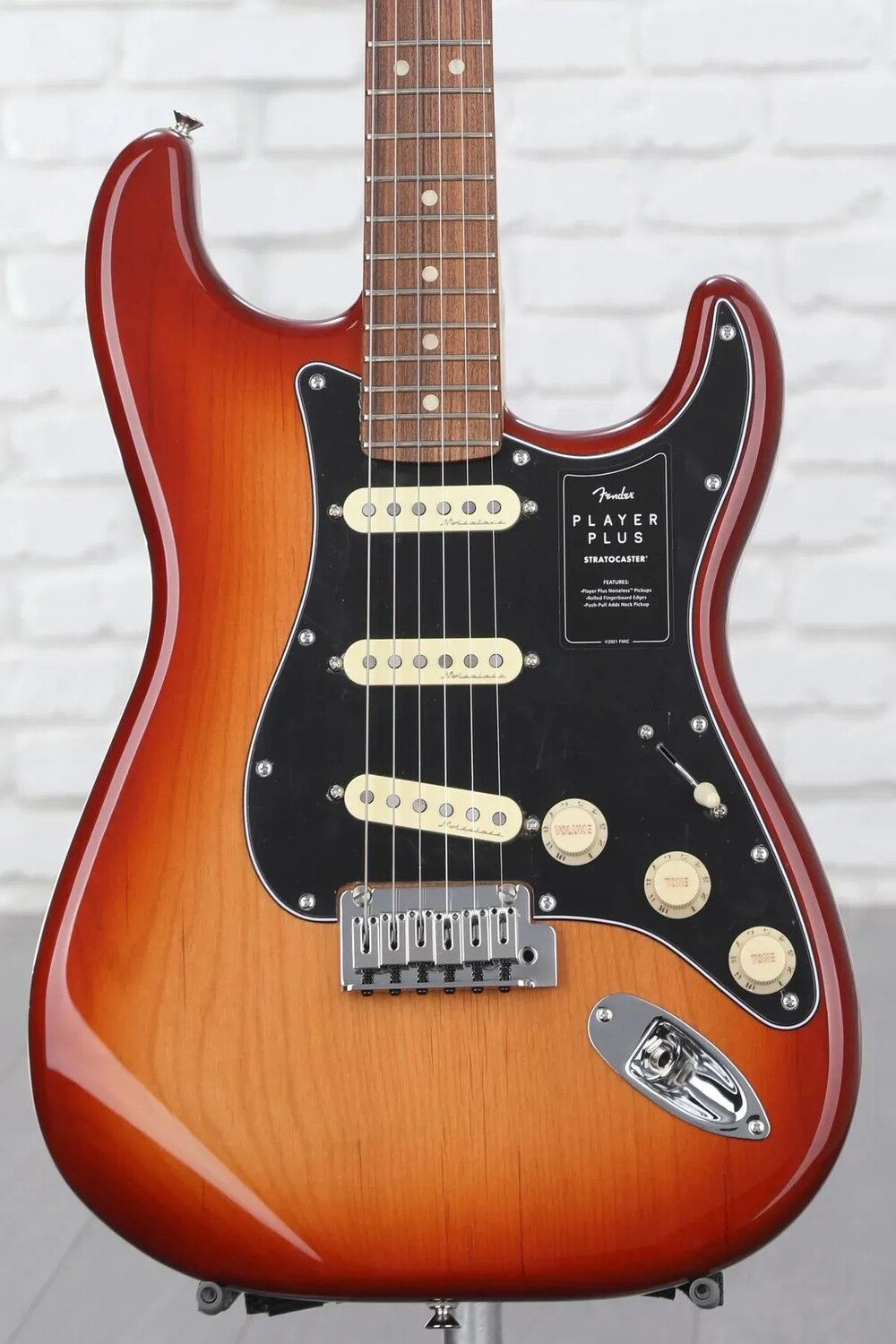 

Электрогитара Fender Player Plus Stratocaster — Sienna Sunburst с накладкой на гриф Pau Ferro