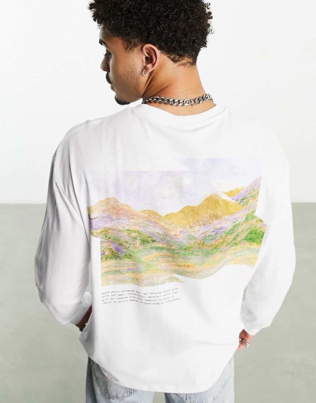 

Белая футболка с длинными рукавами и рисунком на спине ASOS DESIGN