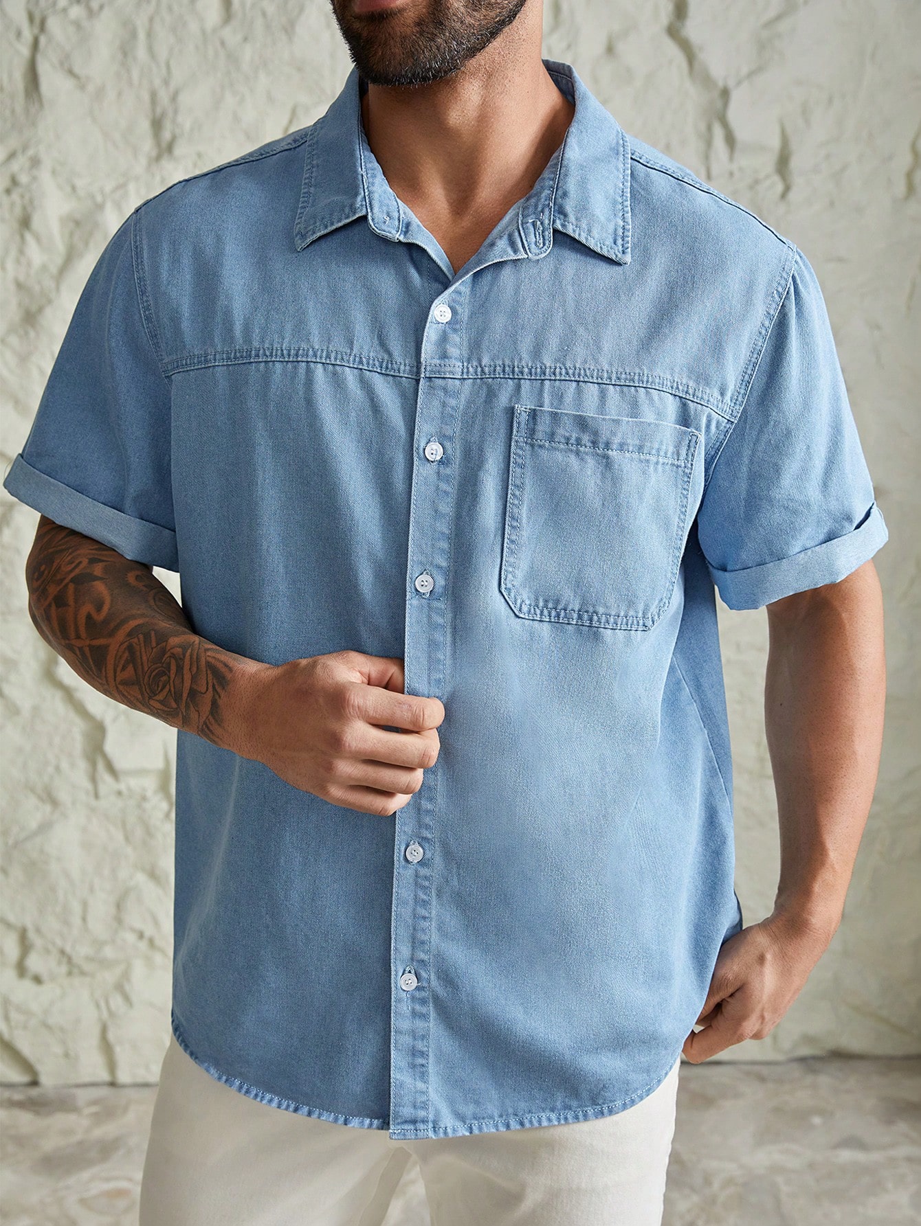 цена Мужская повседневная модная джинсовая рубашка больших размеров Manfinity Hypemode, синий