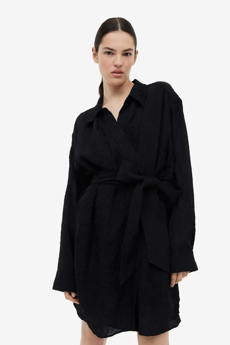 Платье из тисненой ткани с трансфером H&M, черный