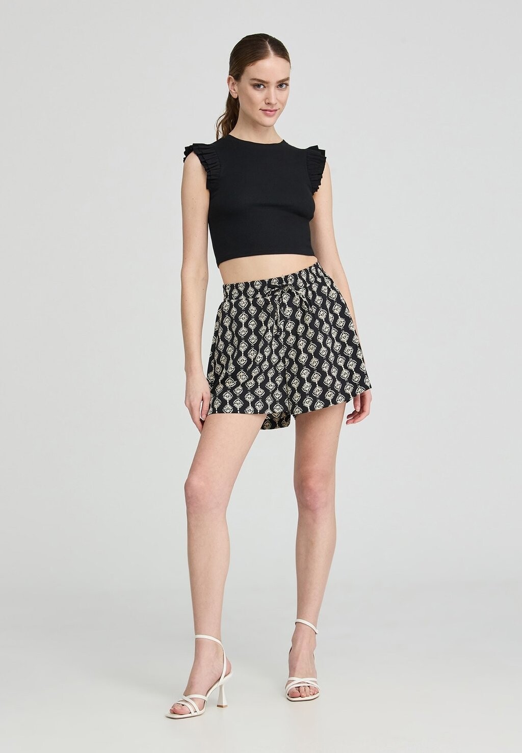 

Базовая футболка CROP MANICHE CON BALZE Terranova, черный