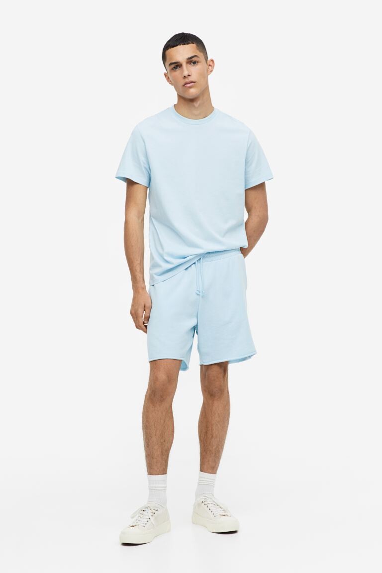 

Комплект из двух предметов: шорты и футболка стандартного кроя H&M, светло-синий