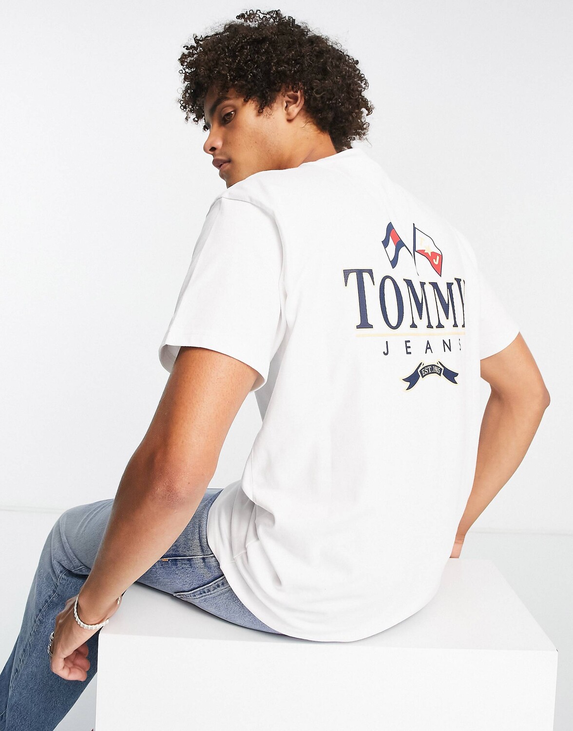 

Белая футболка свободного кроя с логотипом на спине Tommy Jeans