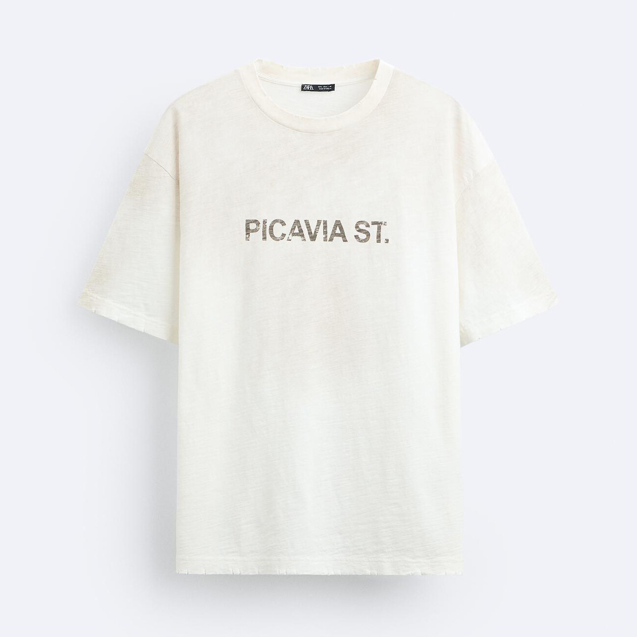 Футболка Zara Spray-effect Printed, белый джинсы reserved с рваным эффектом 44 размер