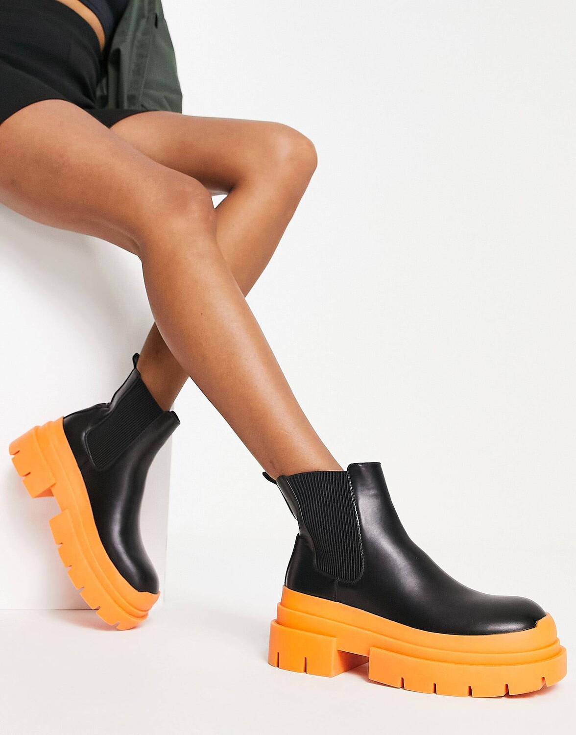 

Черные и оранжевые массивные ботинки челси Topshop Brody