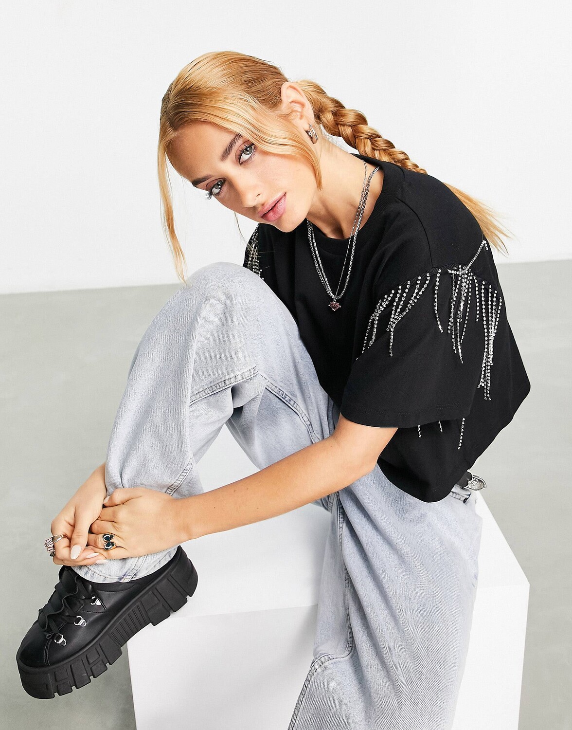 

Черная футболка с отделкой стразами на проймах ASOS DESIGN, Черный