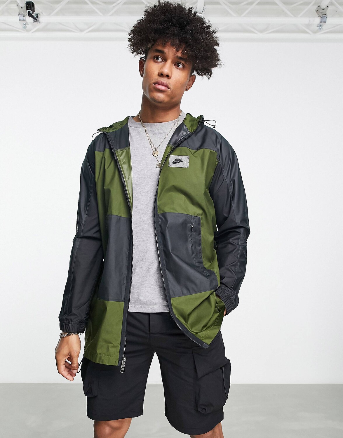 

Куртка Nike в стиле колор-блок с капюшоном цвета серый металлик и ротанга - MGREEN