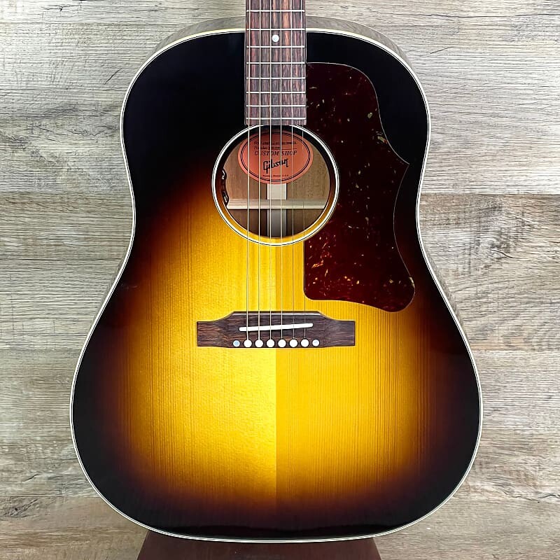 

Gibson Custom Shop M2M 50's J-45 Original Red Spruce Top Vintage Sunburst с футляром Gibson Custom Shop M2M 50's J-45 Original Red Spruce Top w/case