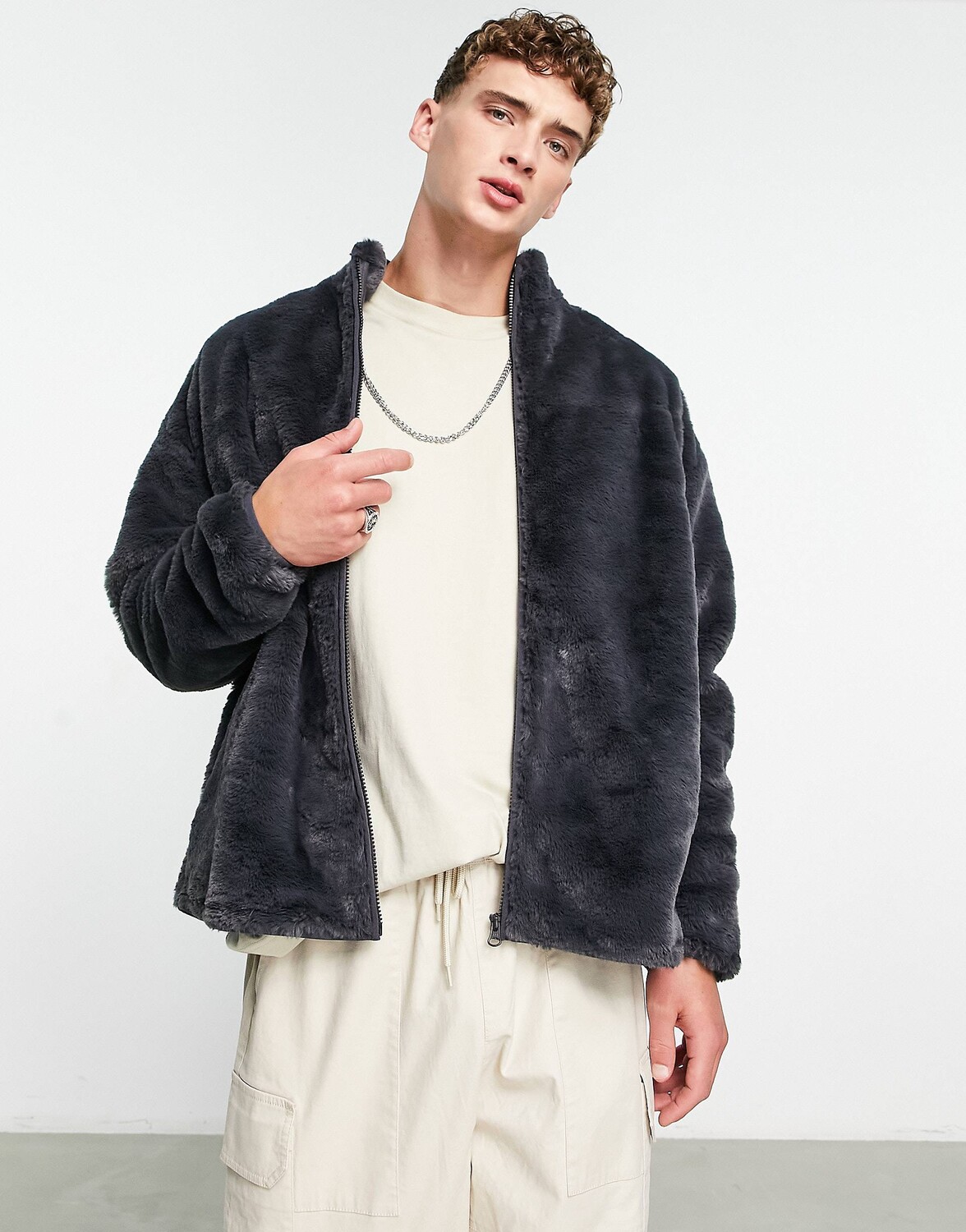

Свободная спортивная куртка из стираного черного искусственного меха ASOS DESIGN