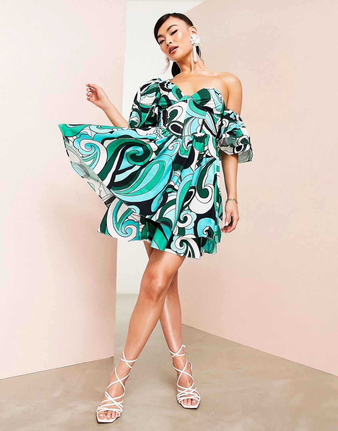 

Зеленое хлопковое платье на одно плечо с корсетом и оборками ASOS LUXE с принтом в виде завитков, Зеленый