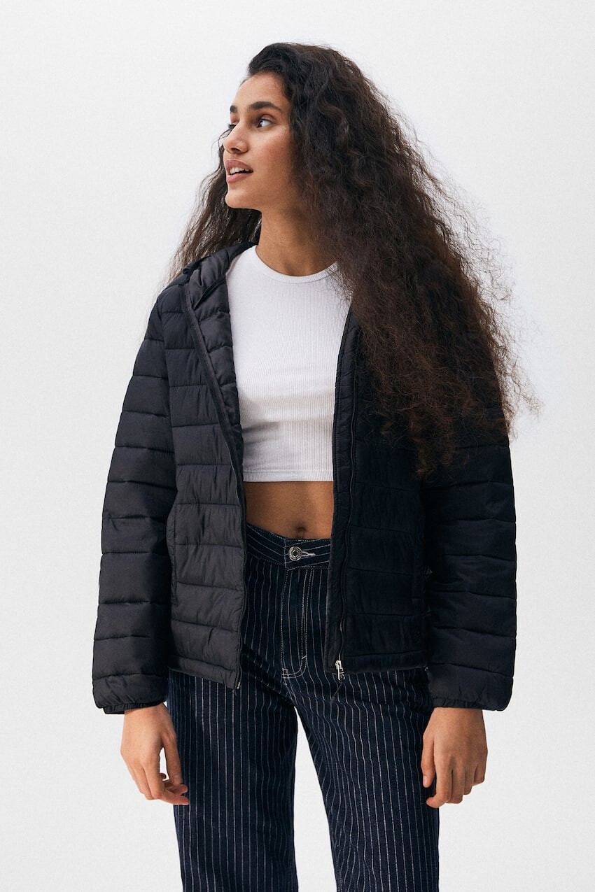 

Базовая пуховая куртка с капюшоном Pull&Bear, черный