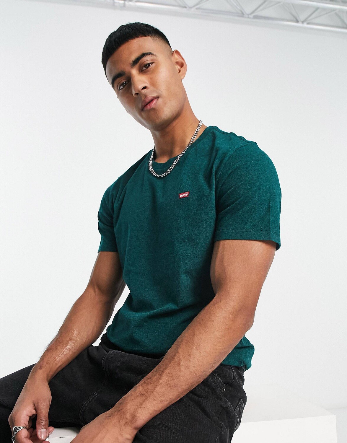 

Зеленая футболка Levi's с маленьким логотипом в виде крыла летучей мыши на груди