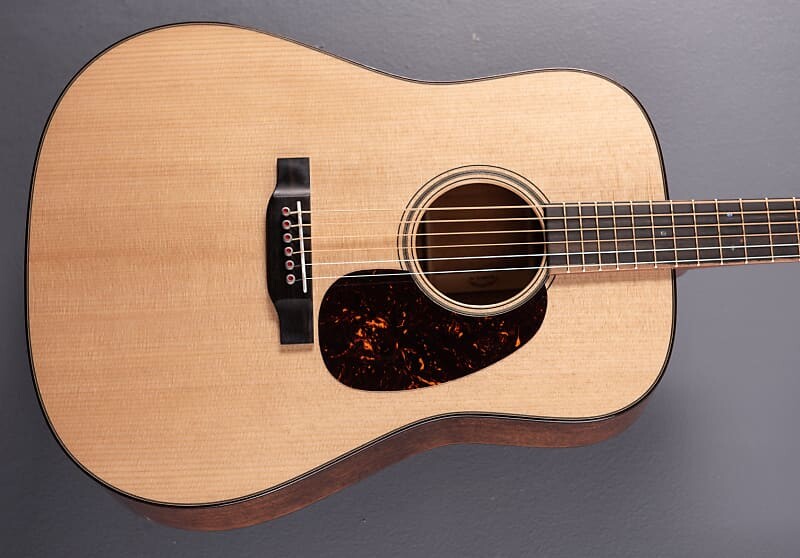 

D-18 Модерн Делюкс Martin D-18 Modern Deluxe